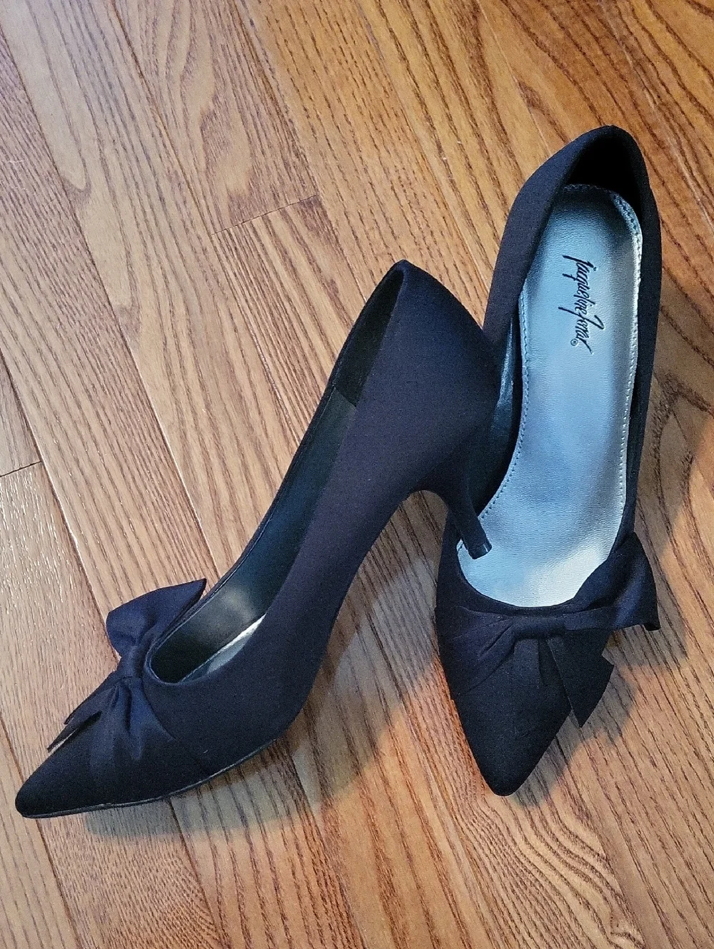Jacqueline Ferrar Black Pointed-Toe Pumps with Bow Accent